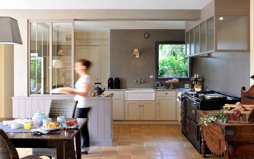 Une solution d’agencement pour faire entrer la lumière en cuisine