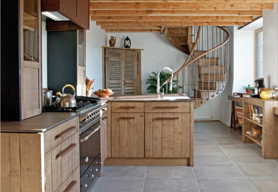 Toute la chaleur du bois pour une cuisine ambiance atelier
