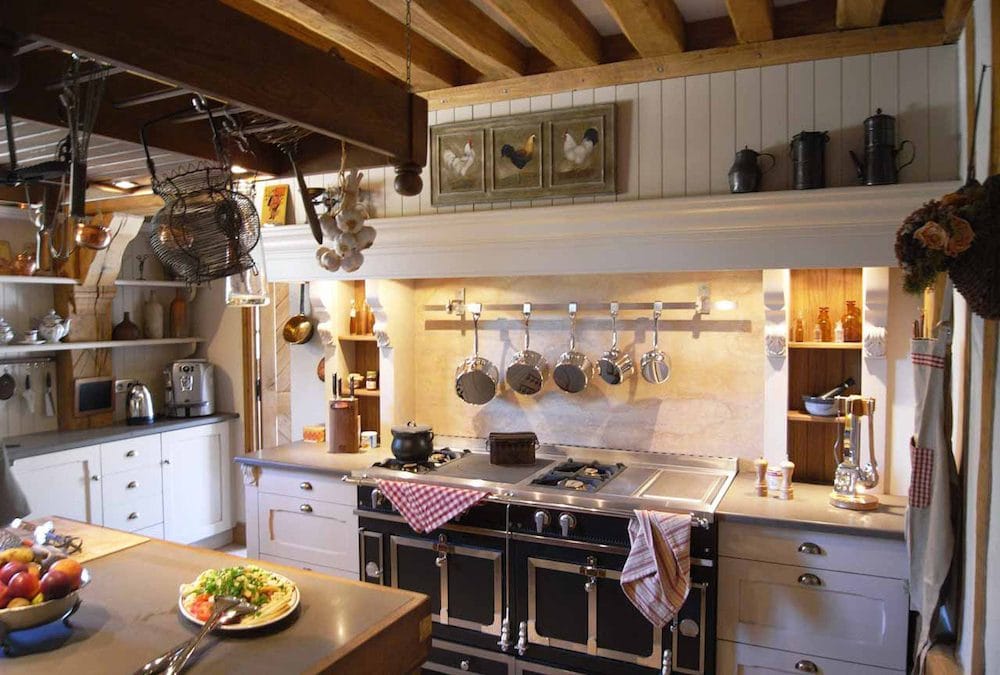 Une cuisine à la mesure d’un manoir de style campagnard