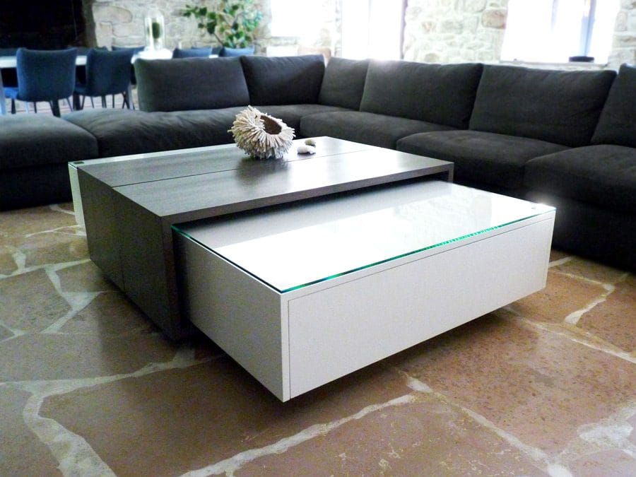 Une table basse truffée de rangements pour un salon design