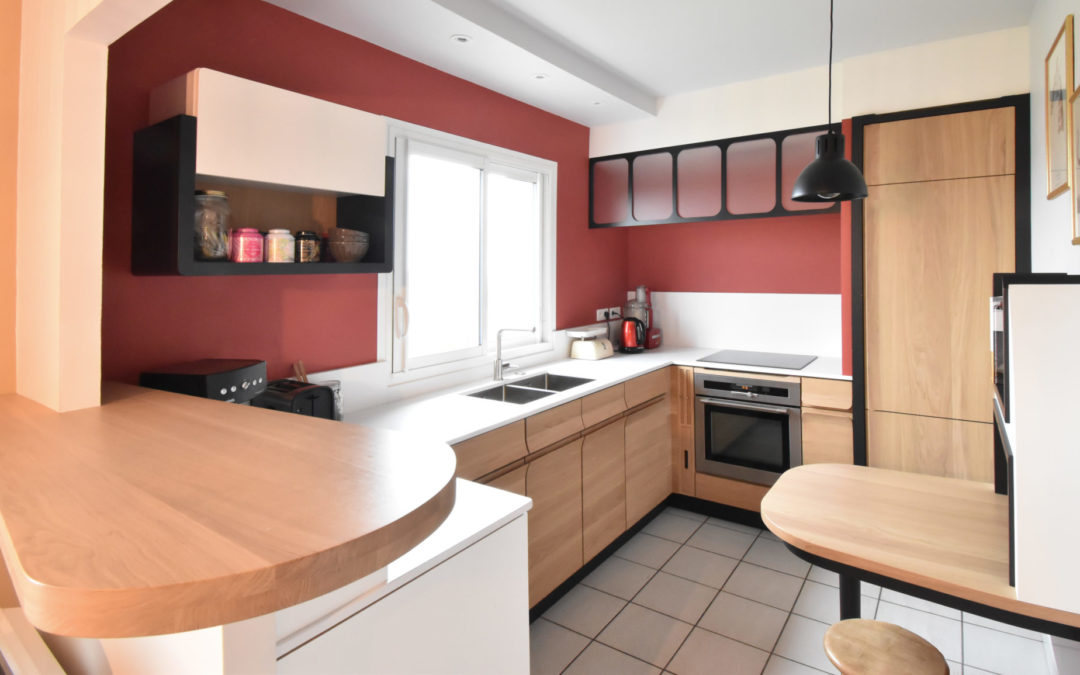 AGENCEMENT D’UNE CUISINE OUVERTE AUX LIGNES DOUCES ET ORIGINALES