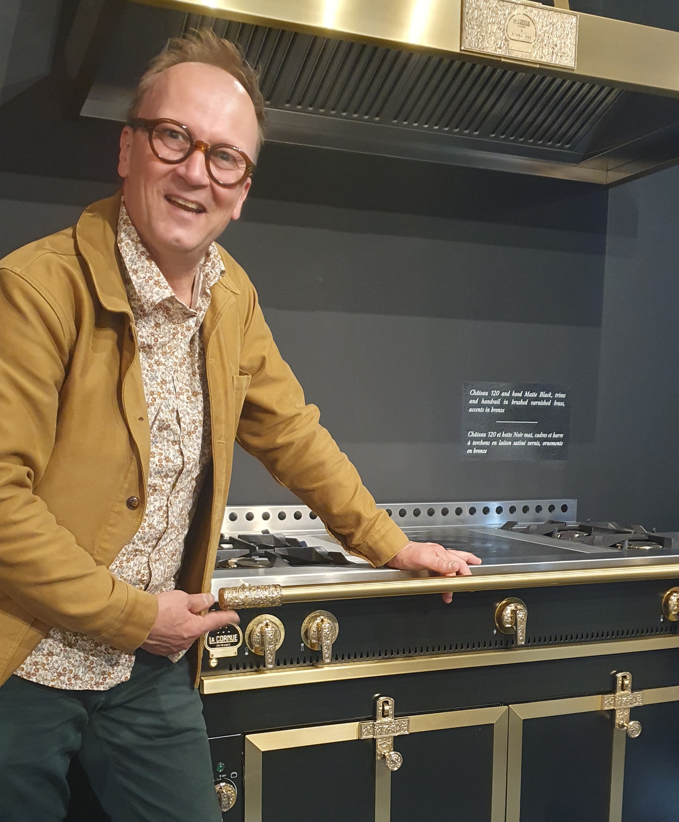 Olivier Lassalle devant le piano de cuisson fruit de la collaboration La Cornue et Tournaire